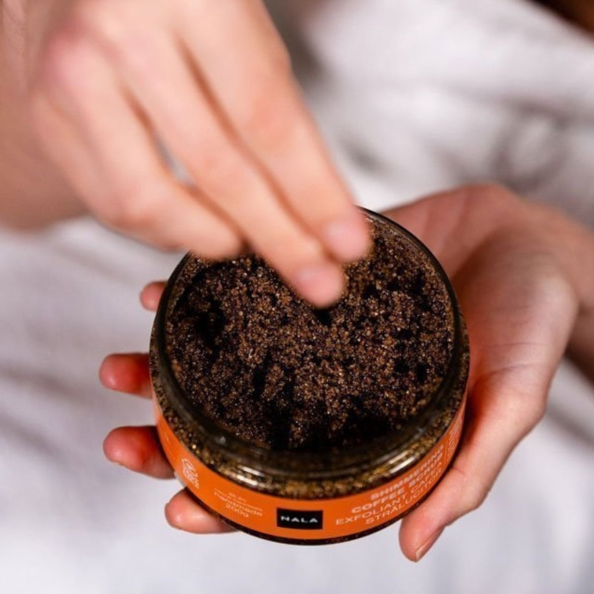 Scrub CAFEA Strălucitor Auriu - Banană & Ulei Nuci Macadamia