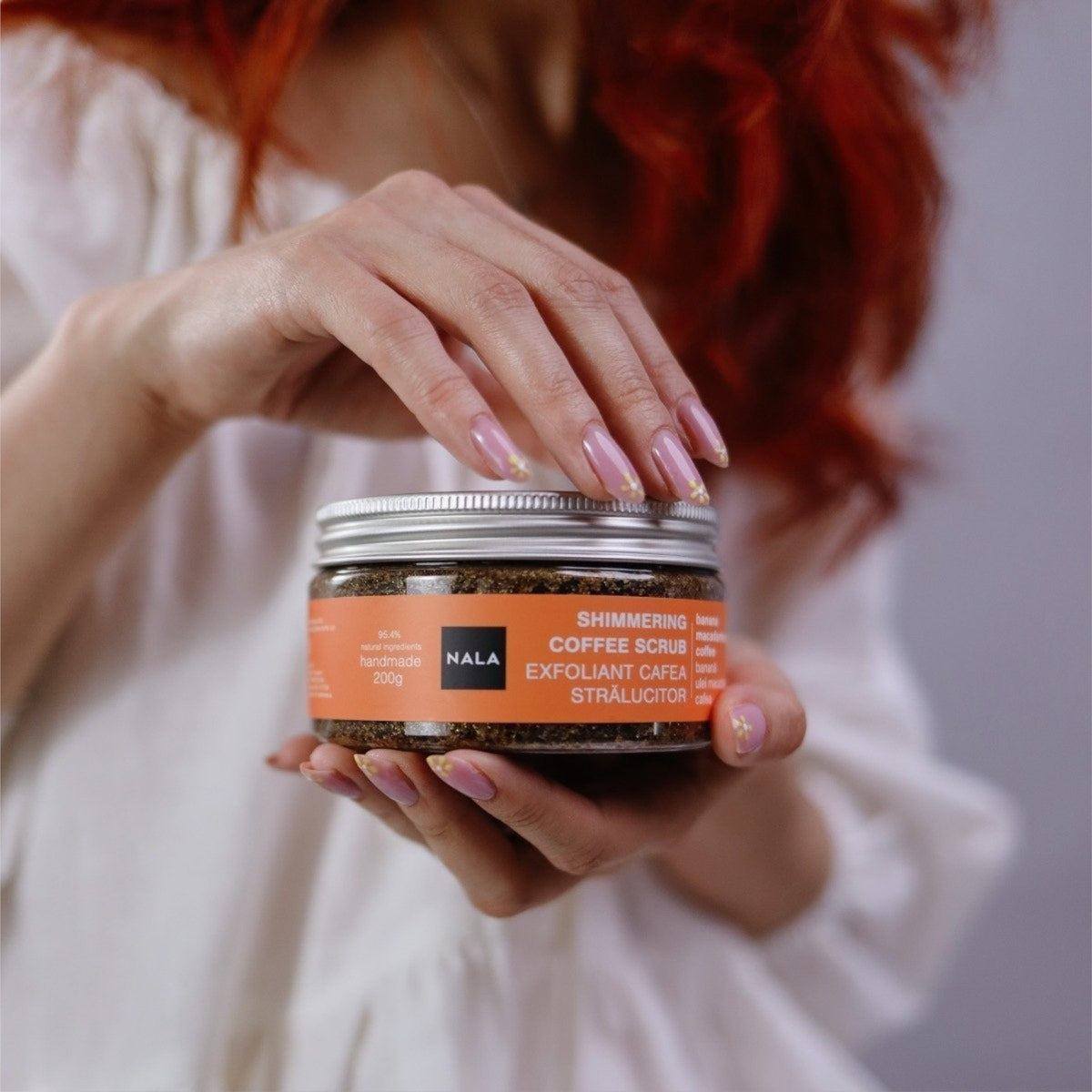 Scrub CAFEA Strălucitor Auriu - Banană & Ulei Nuci Macadamia
