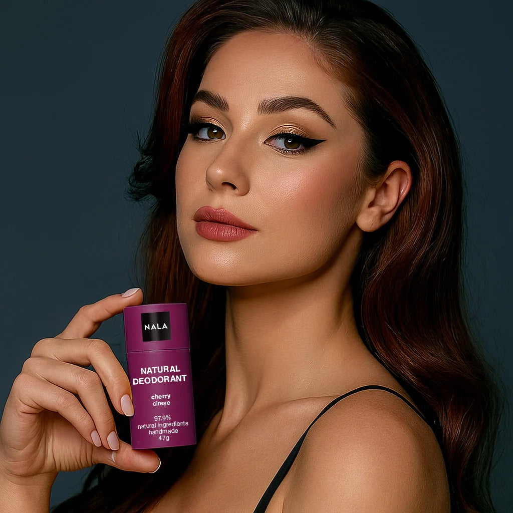 Imagine cu o femeie care tine in mana produsul Nala deodorant